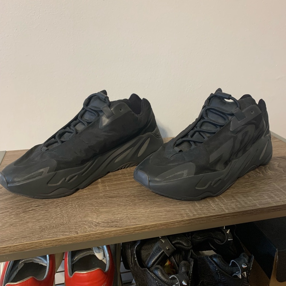 Yeezy boost 700 triple black